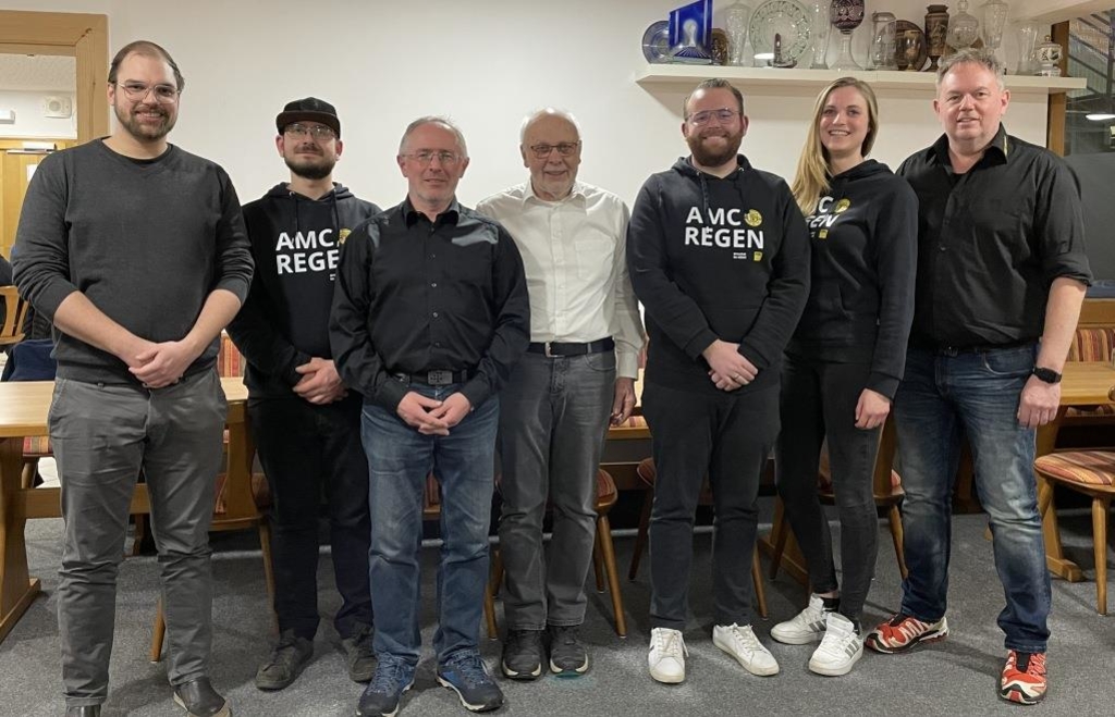 Die neue und verjüngte Vorstandschaft (v.l.): Rais Magers, Tobias Kasparbauer, Georg Baumann, Uli Kohl, Matthias Nausch, Sina Taffner und Christian Nausch. − Fotos: AMC Regen